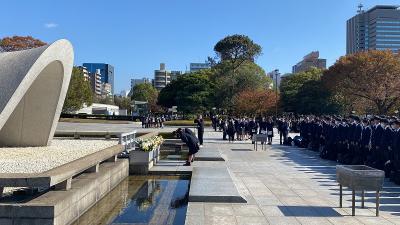 広島平和記念公園で、犠牲者の方々を偲び祈りを捧げました。